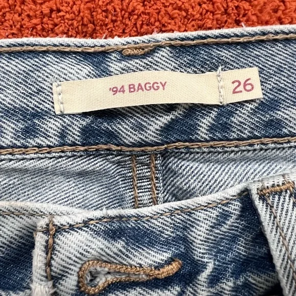 Women’s Levi’s Jeans - Picture 3 of 6